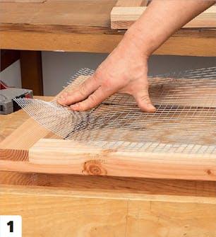 Klip volierenettet ud. Hjemmelavet kaninbur: Klip volierenettet ud.